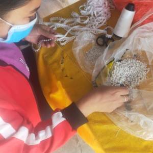 手工钉珠，双面尼缝制