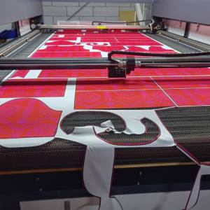 笑笑大型激光和刀片烧花厂