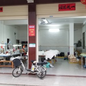 莲莲制衣厂
