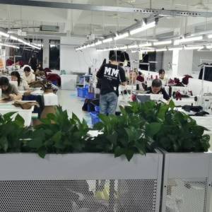 郑州市中牟县刁家乡水沱寨社区鑫天航服饰