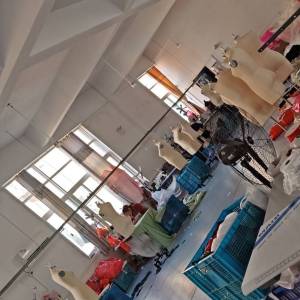 亿人婚纱礼服外贸公司