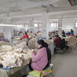 鹤壁市鸿艺服饰有限责任公司