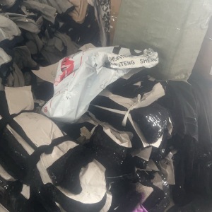 鸣裳服饰有限公司