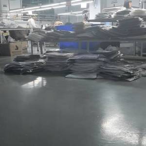 鸿腾腾服饰有限公司