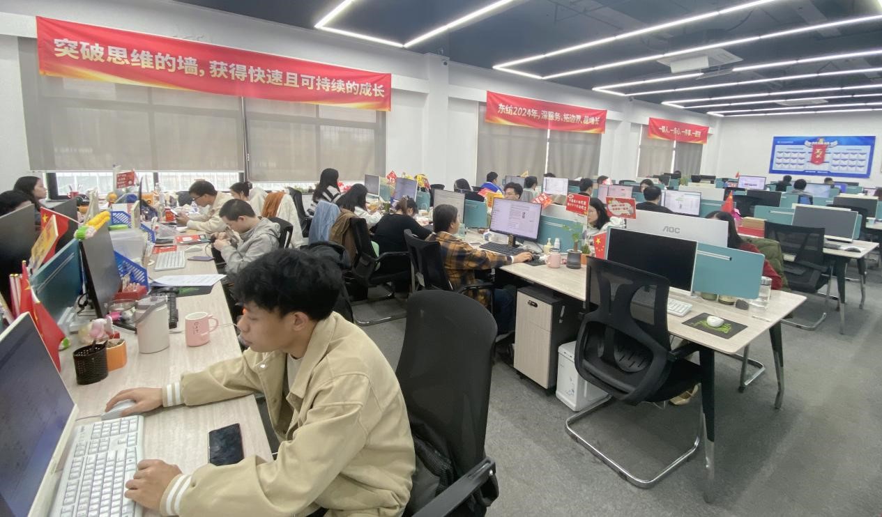 在服装行业，无论是生产工装、制服，还是定制职业装，找到一家稳定、可靠、响应迅速的服装工厂，往往是企业运营中最关键的一环。然而，现实中不少企业主或采购负责人却常常陷入&ldquo;找厂难、合作更难&rdquo;的困境。