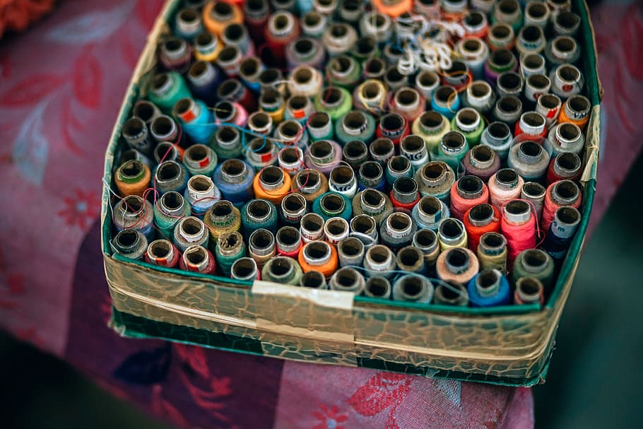 为何服装加工离不开定金?服装产业链的“护城河”